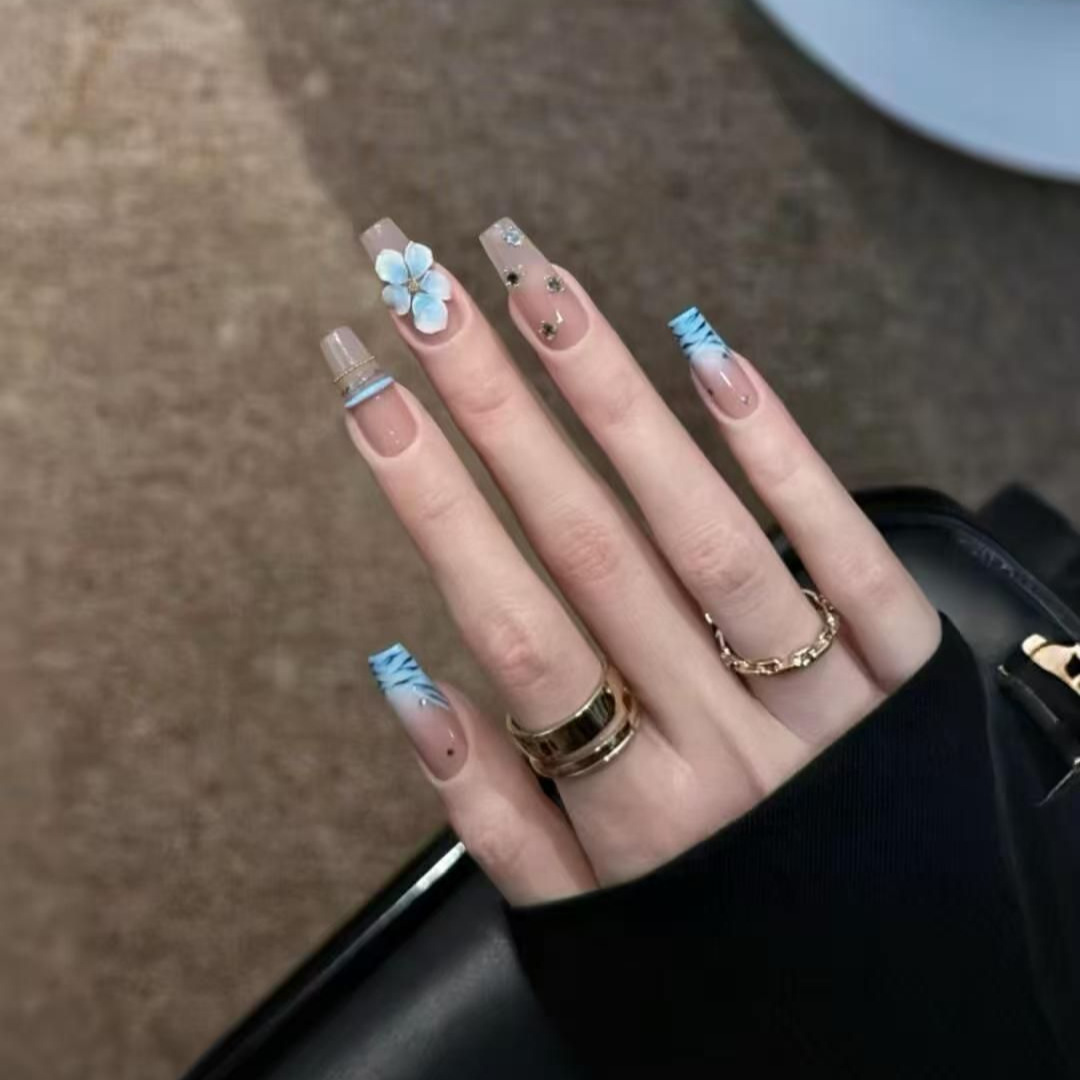 Nail Art Zebra - 10個入り ハンドメイド ミドルプレスオンネイル ブルーゼブラ柄 フレンチ 3Dカービングフラワーデザイン