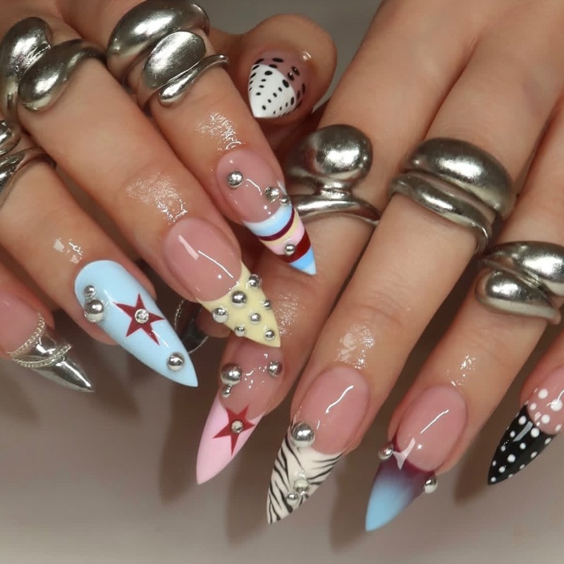 Nail Art Zebra - 24枚入り Y2K ロングスティレット つけ爪 ブラックポルカドット レッドブルーストライプ