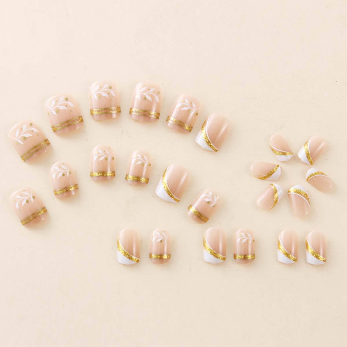 Nail Art Gliter - ヌードショートスクエアプレスオンネイルホワイトリーフプリントゴールドグリッターラインフレンチフェイクネイル再利用可能な毎日のマニキュアアクセサリー