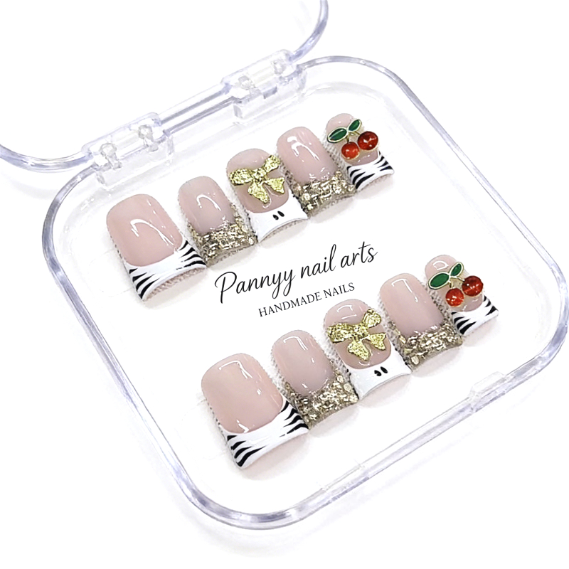 Nail Art Zebra - ダックチッププレスオンネイル10枚入り ハンドメイドヌードゼブラネイル ゴールドリボン付き レッドチェリーチャーム Y2Kスイート 再利用可能ジェルアクリルネイル