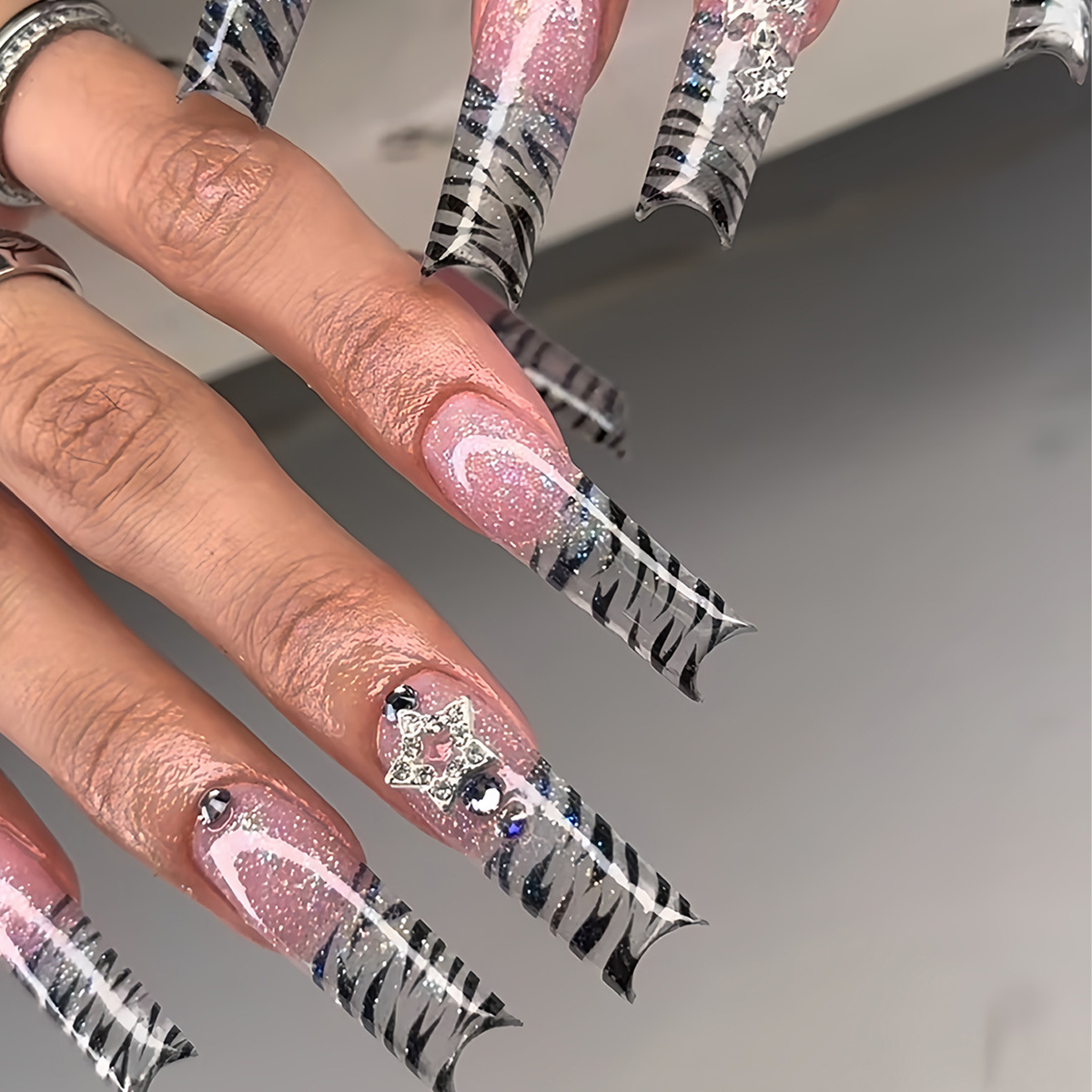 Nail Art Zebra - 24枚入り ロングコフィン型 ペンタグラムラインストーン付き ゼブラ柄 バレエグリッター ファッション