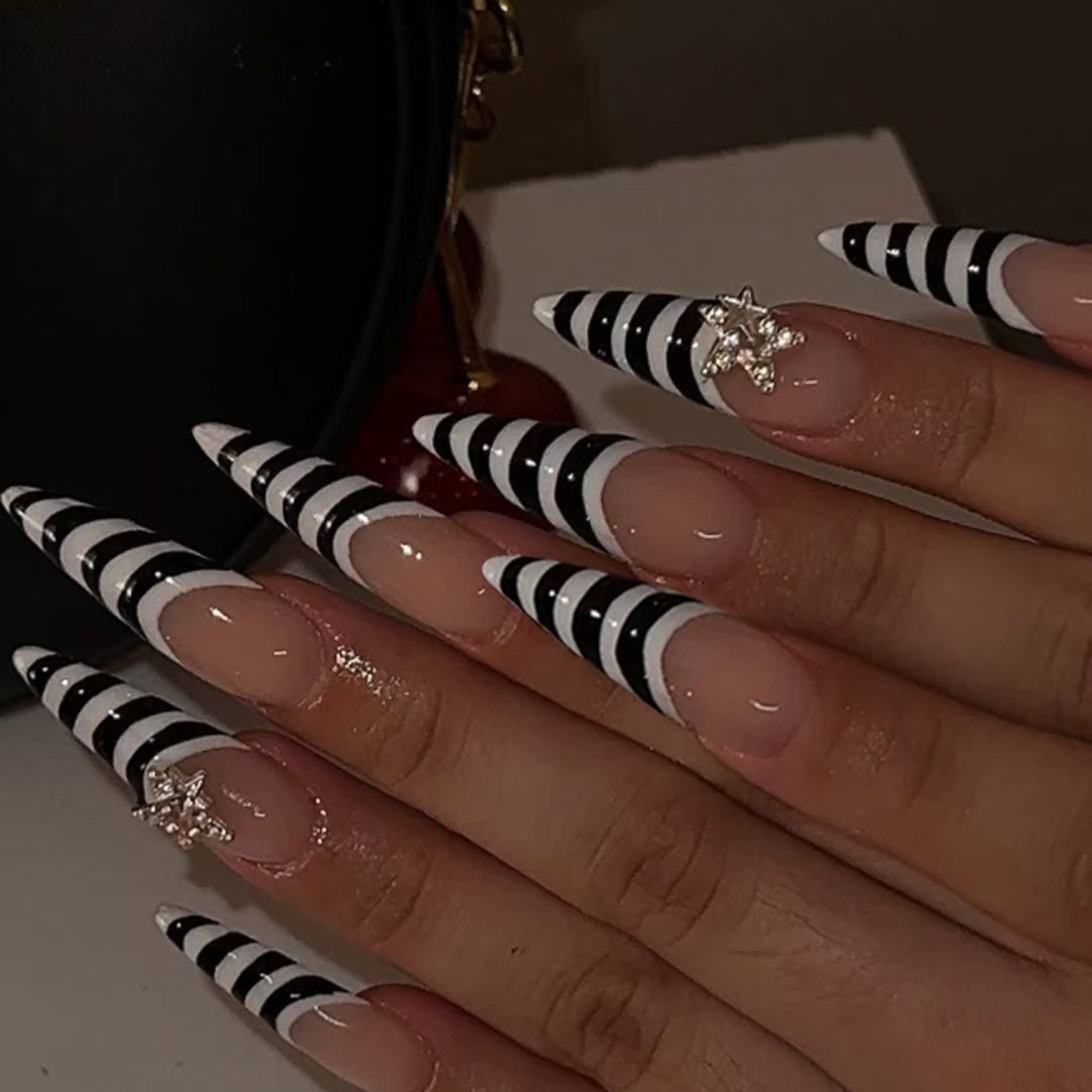 Nail Art Zebra - 24枚入り ブラックホワイト ゼブラ柄 つけ爪 ロングポインテッド フレンチスタイル