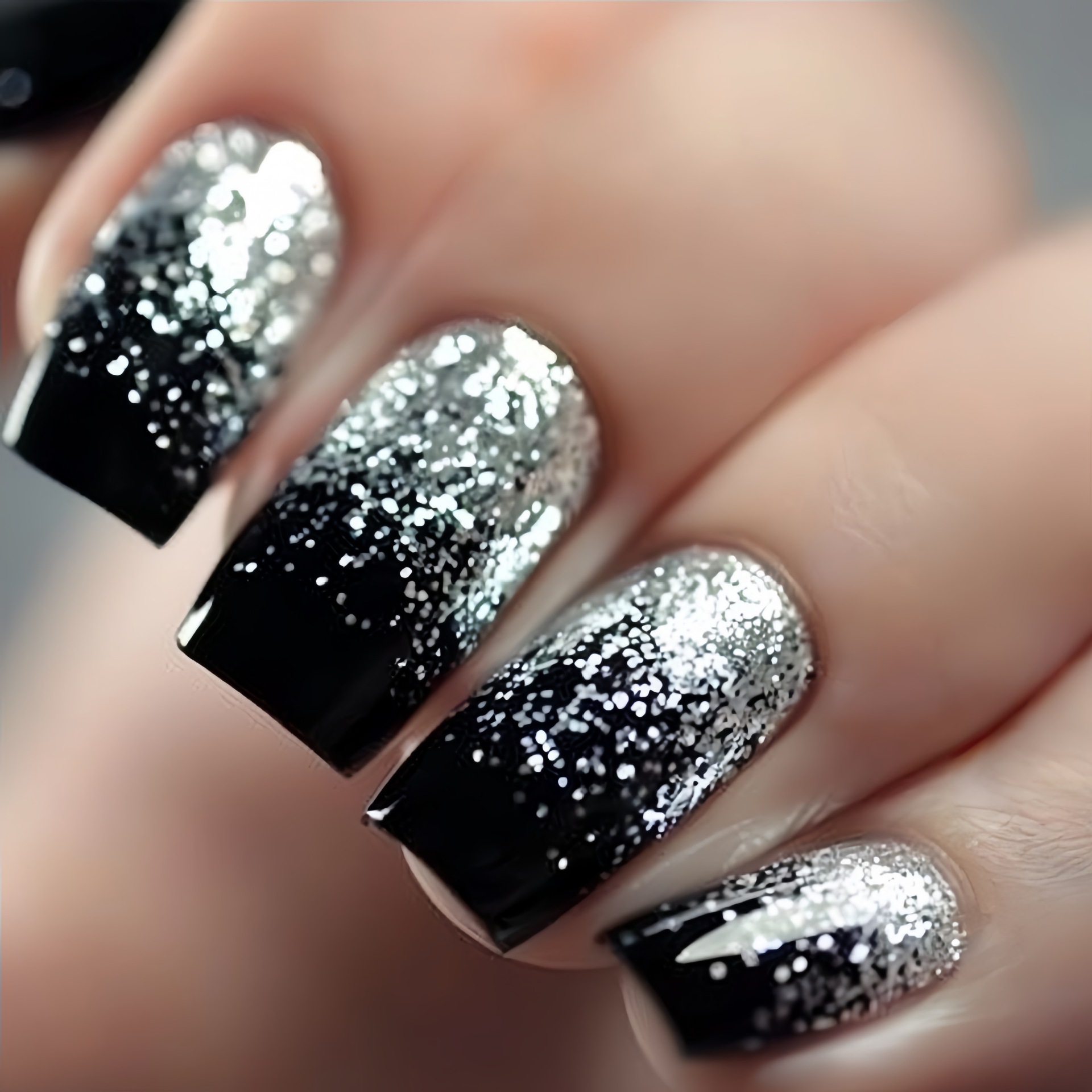 Nail Art Gliter - 短いミディアムサイズの付け爪 グラデーションブラウンレッドブラックシルバー スパークリンググリッターデザイン フレンチスクエアネイルチップ プレスオンつけ爪セット