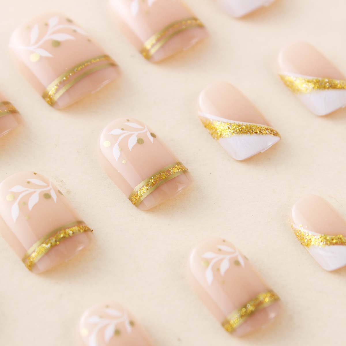 ヌードショートスクエアプレスオンネイルホワイトリーフプリント - Nail Art Gliter のレビューと価格
