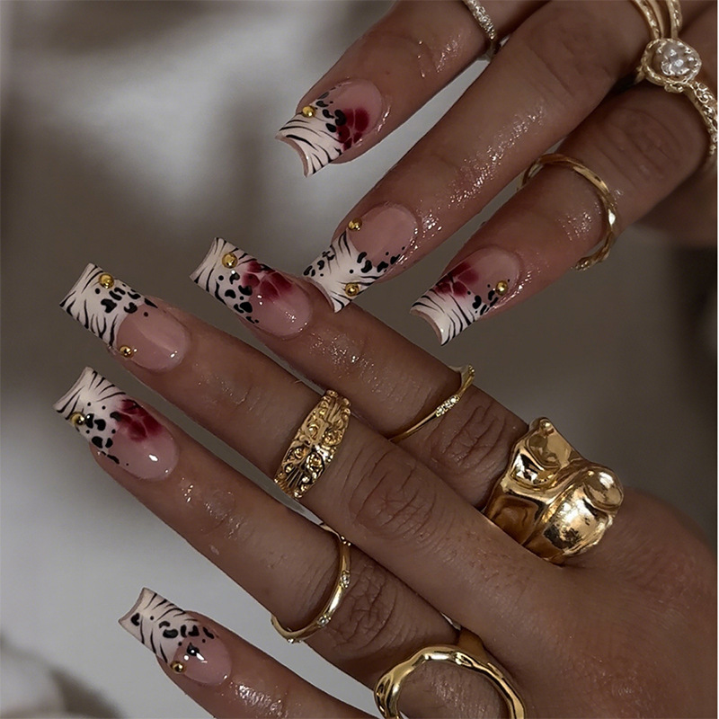 24個入り ブラックホワイト フレンチスティックオンネイル  - Nail Art Zebra のレビューと価格