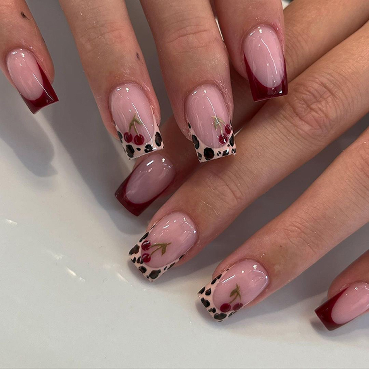 24個入り ブラックホワイト フレンチスティックオンネイル  - Nail Art Zebra のレビューと価格