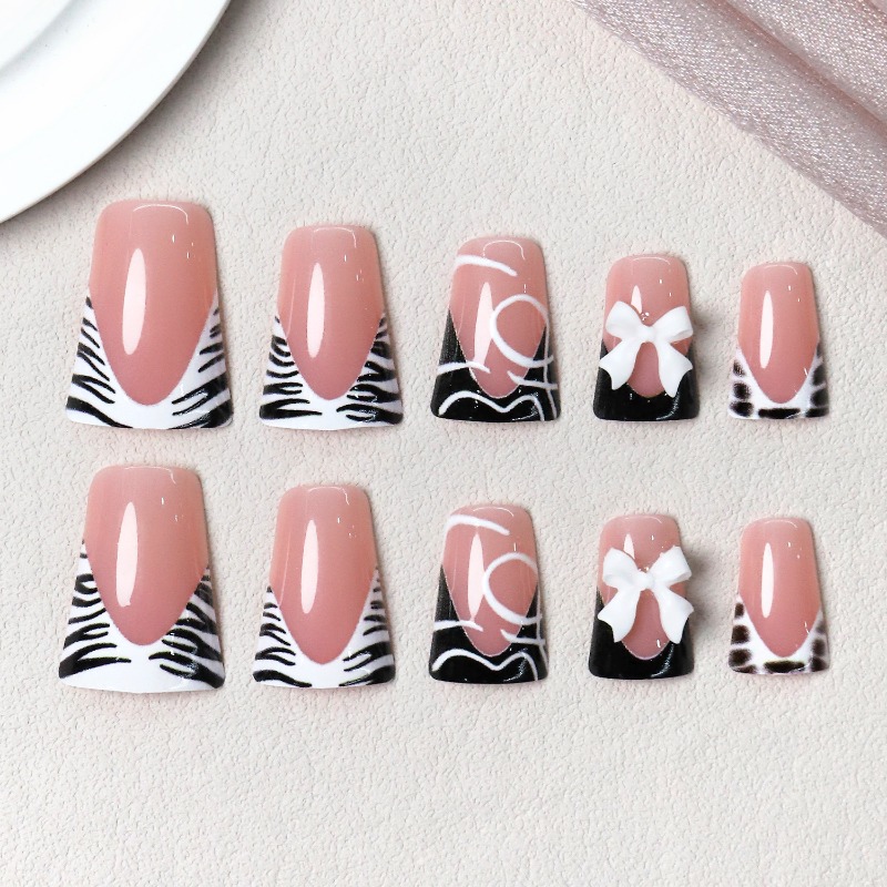 24枚入り シンプルブラックダックビルつけ爪 スイートクール - Nail Art Zebra のレビューと価格