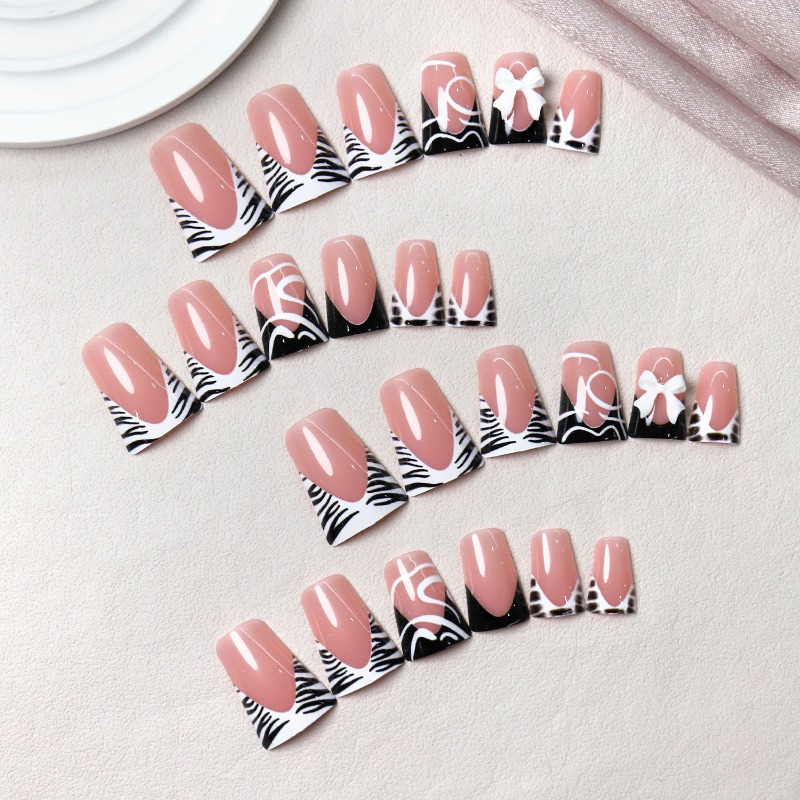 24枚入り シンプルブラックダックビルつけ爪 スイートクール - Nail Art Zebra のレビューと価格