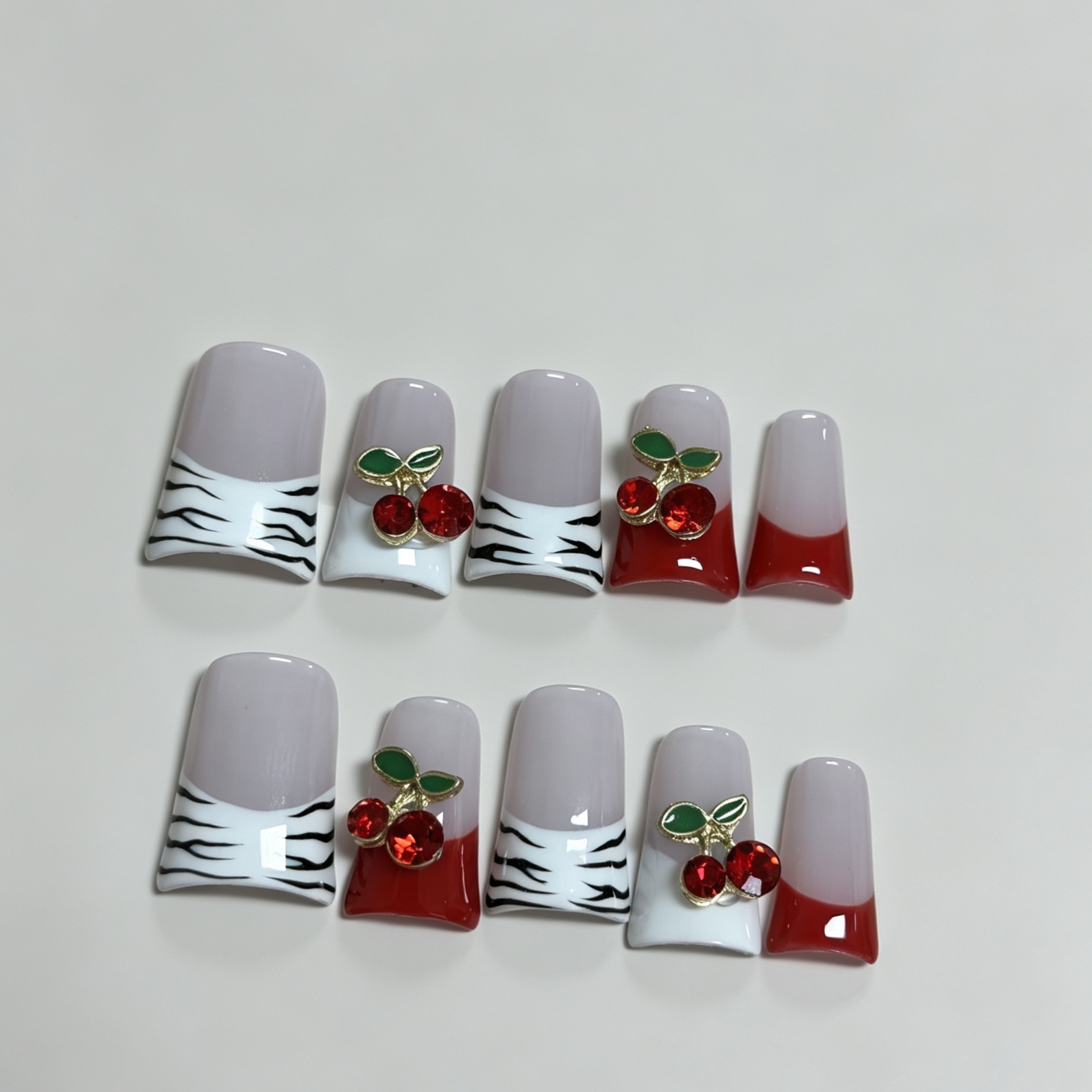 ミディアムスクエア10枚入りフレンチプレスオンネイル、ヌード - Nail Art Zebra のレビューと価格